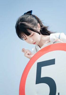 边亲边把手放衣服里发出声音